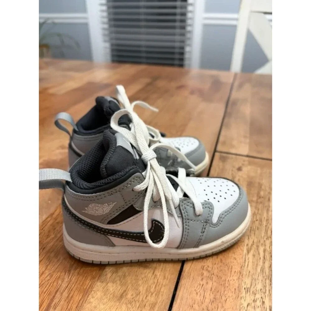 Jordan 1 Boys' High Top Sneakers Gray White Leather Upper Lace Up Logo Size 7C